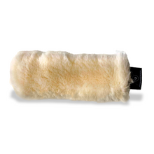 Laden Sie das Bild in den Galerie-Viewer, Lammfellschoner für 1-Ring-Serreta-Naseneisen in Natur oder Schwarz