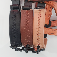 Laden Sie das Bild in den Galerie-Viewer, Serreta, lederummantelt mit einem Ring, Handarbeit
