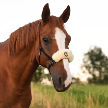 Laden Sie das Bild in den Galerie-Viewer, Lammfellschoner für 1-Ring-Serreta-Naseneisen in Natur oder Schwarz